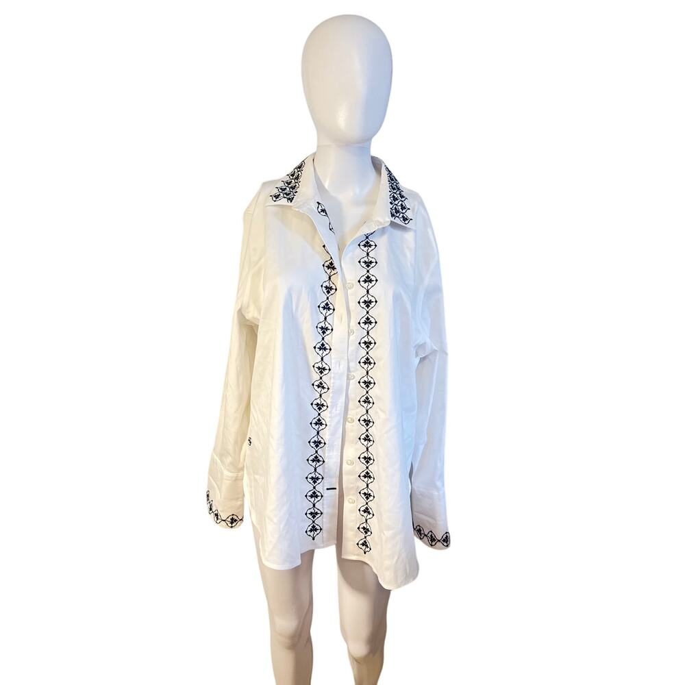 Chico’s Women’s Size 16 White Top with Black Trim – Long Sleeve